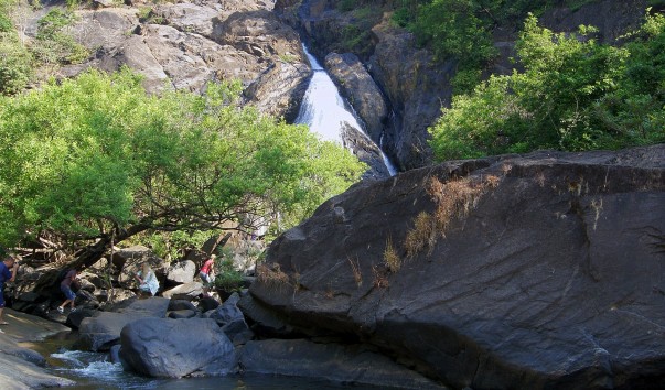 водопад Дудхсагар гипнотизирует и завораживает чудесами